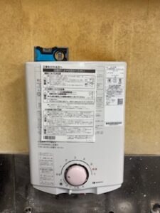 既存の湯沸器が付いていたところと同じ場所に新しい湯沸器を設置します