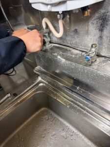 新品のガスホースを工具を使って締めこみます