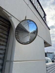 割れたカーブミラー