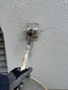 既存のカーブミラー　外壁にベースプレートで固定