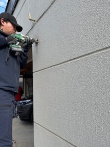 新しいベースプレートを取り付けるための下穴をドリルで空けます