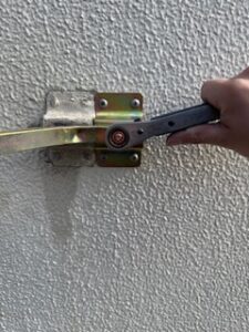 新しいベースプレートにカーブミラーを取り付けて工具でしっかりと固定します