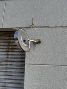 実際に車に乗っていただき、見やすい角度に微調整をして完了です