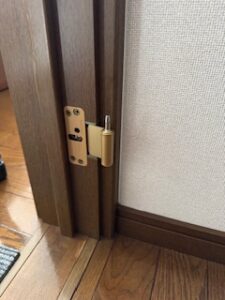 上下セットなので下の丁番も交換します