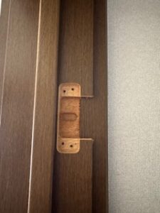 ドア枠側の丁番を取り外しました