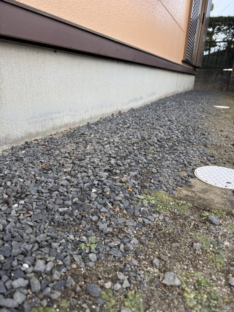 他部分は高圧洗浄で汚れをお掃除していきます。