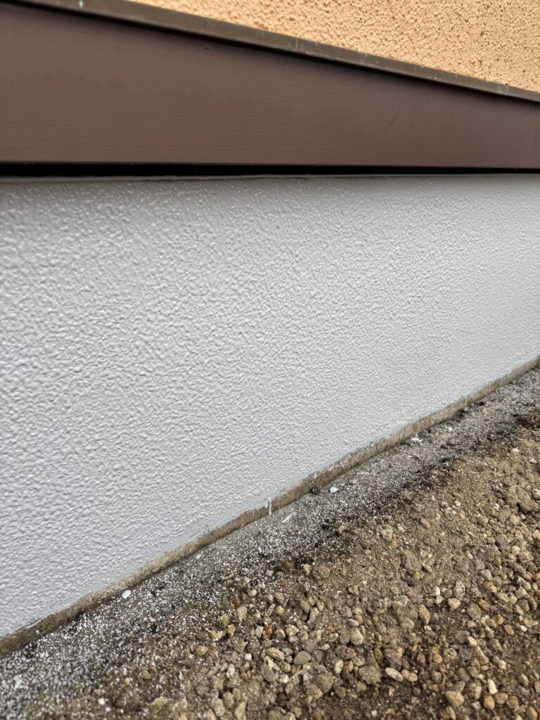 一度塗するだけでもすごくきれいになりますが、こちらにまた二度塗りをして施工していきます。