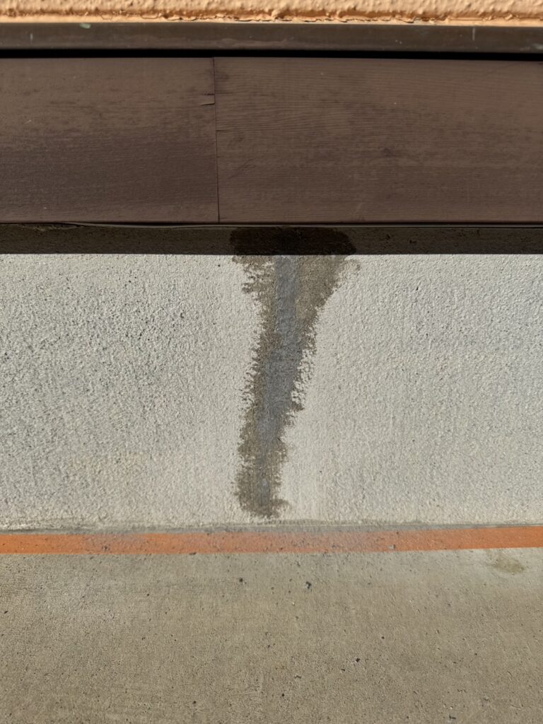 その後コーキングで凹凸ができてしまっているので<br />
研磨をした後、塗装がしっかりとのるように薬剤を塗ります。