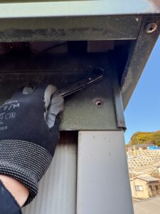 施工中　ビスやボルトナットを外していきます