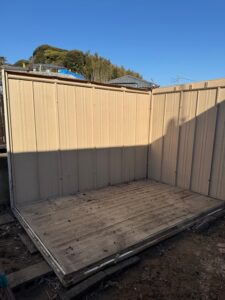 施工中　屋根部分と同じように1枚ずつ解体、撤去していきます