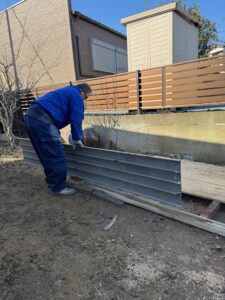 施工中　床面のパネルの撤去作業