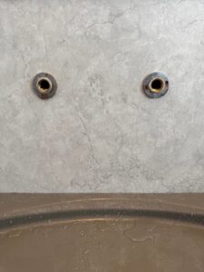 施工中　お湯と水の固定ハンドルを外しました。