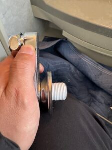 施工中　水漏れがない様に確実にシールテープを巻きます