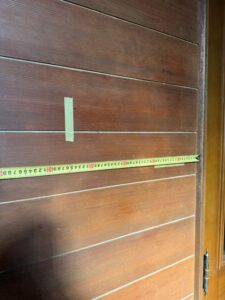 施工中　メジャーで測って下地の位置を確認