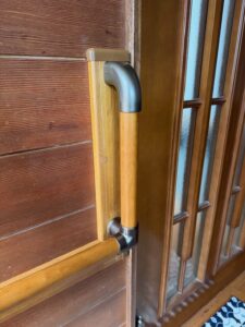 施工中　手すりの金具にカバーを取り付け