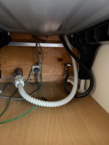 施工中　既存排水管、給水管、電源コードの設置状況