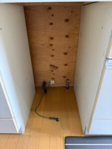 施工中　既存食洗器撤去完了　簡易的に掃除