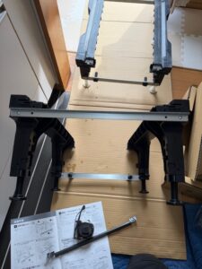 施工中　新規食洗器の下枠組立