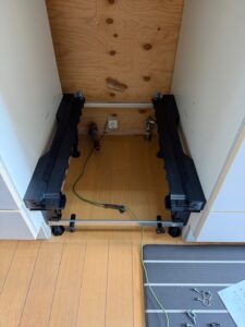 施工中　台枠の設置