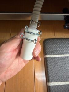 施工中　食洗器本体の排水ホースと排水部材を接続