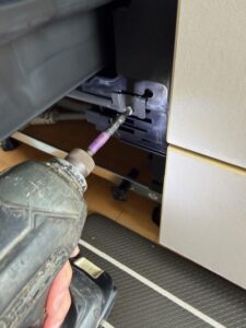 施工中　台枠と食洗器本体をビスで固定