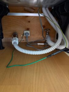 施工中　排水管、給水管、電源コード、アースを接続