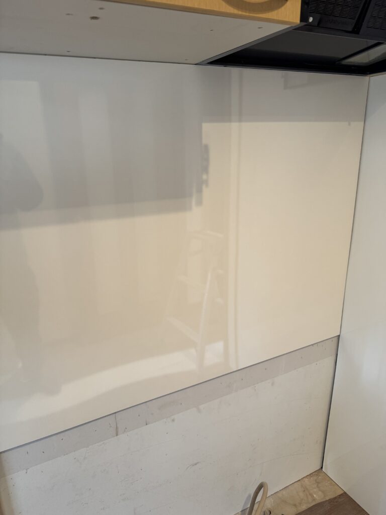 壁にはお掃除がしやすいように<br />
キッチンパネルを<br />
ご提案をさせて頂き施工いたしました。