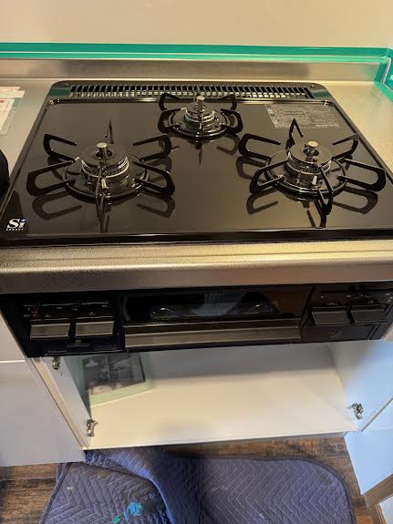 お客様ご要望の三口コンロも取付を行いまして