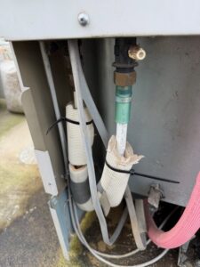 施工前　既存の配管は経年劣化により保温材、配管共にボロボロでした