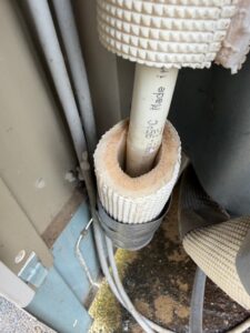 施工前　保温材内部に水が溜まっているのが確認できます