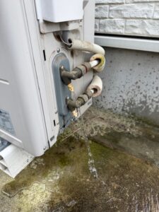 施工中　配管内部の水抜きの様子