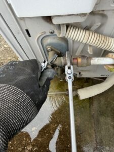 施工中　古いヒートポンプ配管を外します。