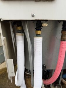 施工中　A側、B側（水側、お湯側）を間違えないように接続しました