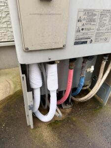 施工完了　接続部は特に凍結しやすいので保温材を厚めに使用します。水漏れが無いか目視、触診で確認します