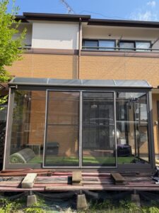 施工前　サンルームの屋根部分の劣化がわかります