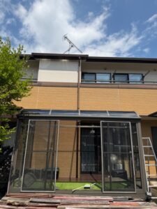 施工完了　正面から　屋根が新しくなったことでサンルーム全体が明るく、スッキリと若返った印象になりました