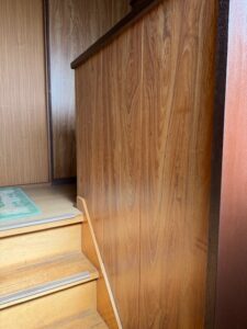 施工前　階段の壁に手すりを取り付けます