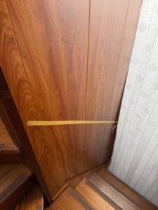 施工中　お客様に確認してもらい、手すりの高さを決めてマスキングテープで印をつけます