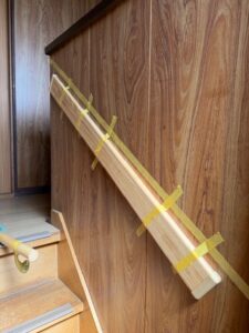 施工中　ちょうどいい位置に下地がないのでベースプレート（補強板）を取り付けます