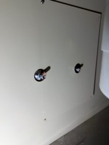 施工中　点検口を開けるため止水栓のハンドルを取り外す