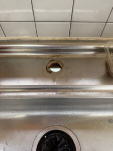 施工中　既設の台所水栓を撤去