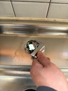 施工中　上部施工の台座の締付