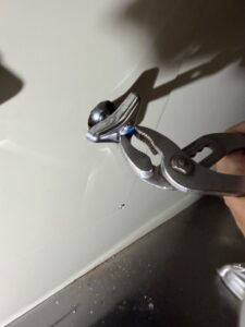 施工中　外した止水栓のハンドルを復旧