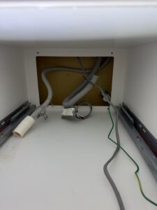 施工中　既存の配管や電源を安全かつ正確に外します