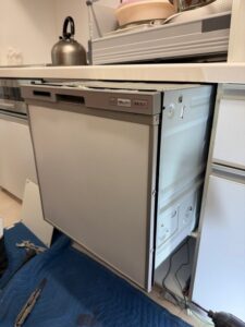 施工中　床に傷を付けないように養生して既存の食洗器を撤去します