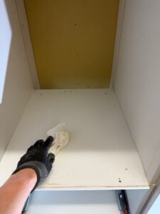 施工中　普段は食洗器があって掃除ができないところをこの機会に掃除します