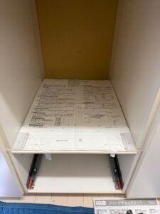 施工中　メーカー指定の型紙を使って位置決めします