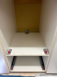 施工中　先ほどの型紙の基準に沿って固定金具の取付をおこないます