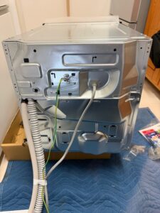 施工中　配管や電源線をきちんとまとめてねじれたりしないように処置しておきます