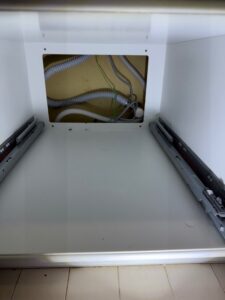 施工中　狭い配管スペースですが給水、排水、電源線、アース全て確実に施工します